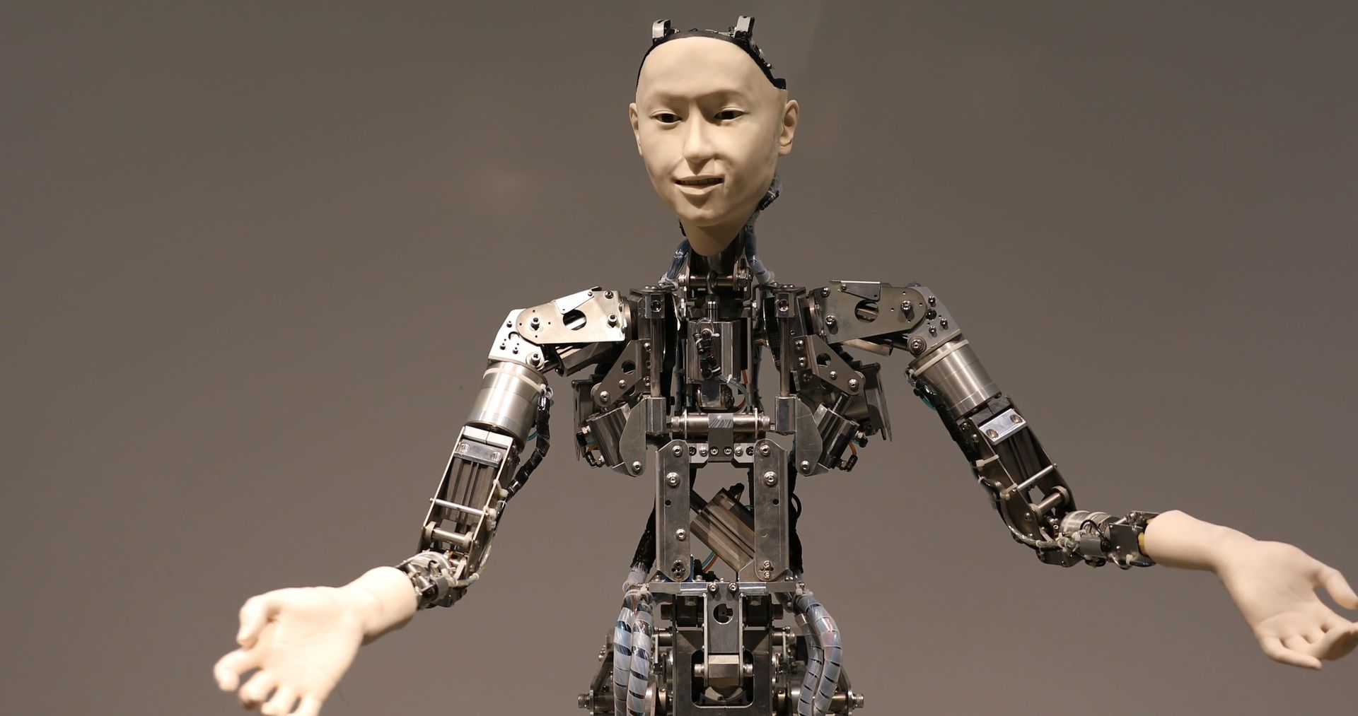 Humanoid robot scanning a field of market signals